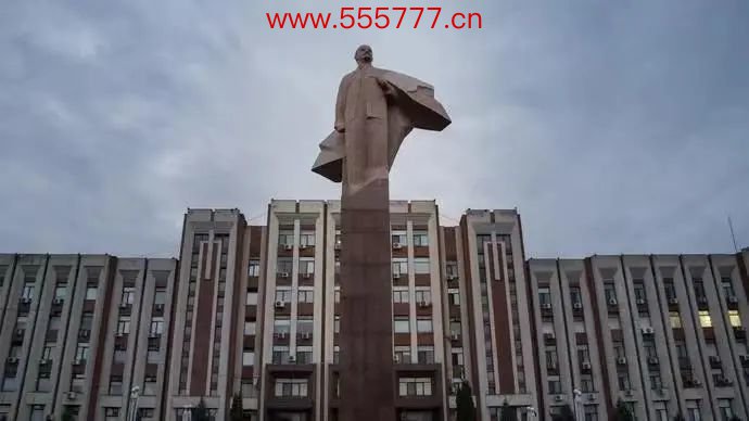 德涅斯特河沿岸共和国议会大厦前馈送着列宁雕像